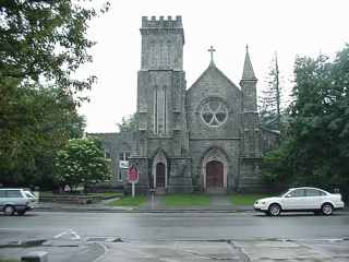 A really big and cool church in the middle of town