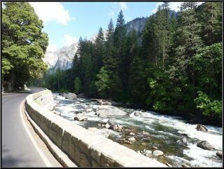 The beautiful road toward Yosemite Valley
