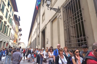 The reservation line for the Academia as we left. The unreserved line wrapped the building