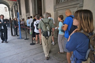 The short line into the Uffizi