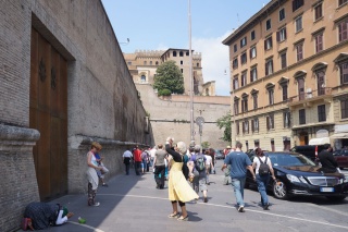 Following the exterior Vatican city wall to the museum entrance