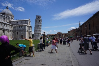 Hundreds of people posing for the same shot