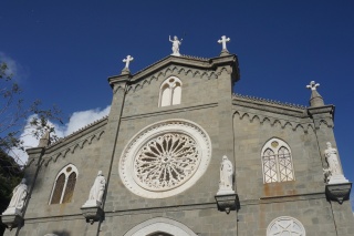 Riomaggiore church and what Brian understands to be an excellent rose window