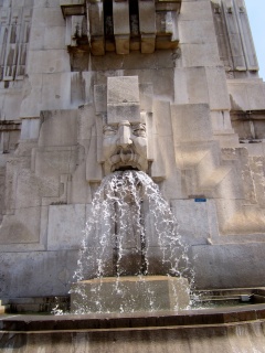 Spewing fountain