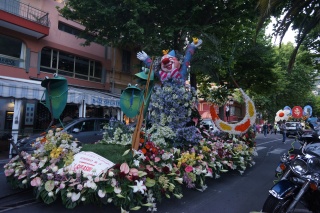 Stumbling across floats in transit early in the evening