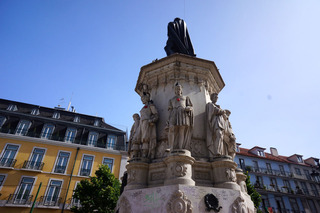 Apparently there are vandals placing hearts on statues all over Lisbon