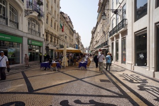 Heading towards the touristy Baixa/Chaida area to find our train station