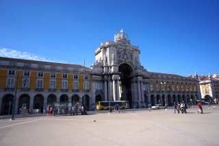 The Arco da Rua Augusta, leads back to tourist country
