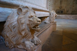 Lion feet under a vault