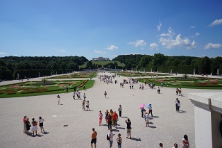 From the palace, the arch in the way back, fountain in the middle