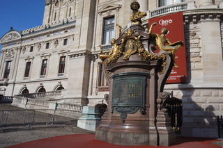 Statue and floor plan
