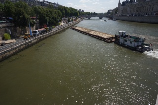 Getting ready for the Plage de Paris (Paris beaches), barging in sand