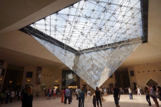The inverted pyramid in the Carrousel du Louvre Shopping Center. Apple with some prime real estate