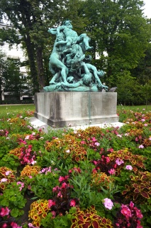 Chaotic statuary, nice posies
