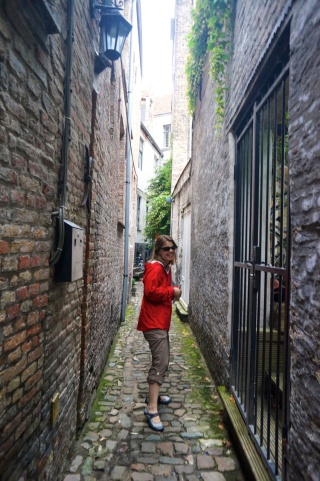 Theresa in the narrowest alley of Brugge