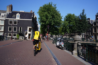 The DHL bike, about to pass Brian