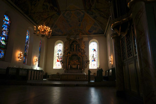 The apse, with difficult light for pictures