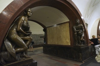 In Ploshchad Revolyutsii Station. Great statuary. Athletes.
