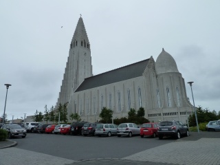 The back of the Hallgrimskirkja on the way to our pad