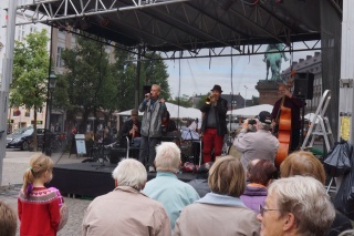 We stumbled across a great jazz band, playing free