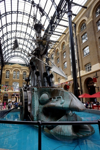 The Navigators sculpture in Hay's Galleria