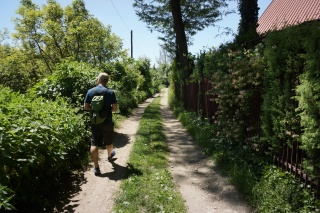 Google maps takes us off road to the monument of Elvis
