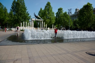 A great fountain. It stops intermittently so you can walk in, quickly