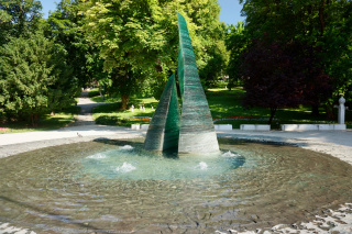 A fountain on the way downtown