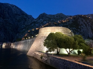 The more tourist facing old city wall in the front... The lit wall up to the castle behind