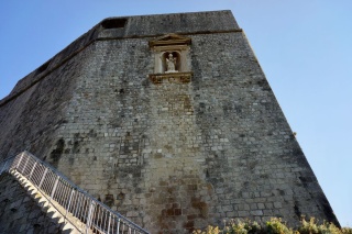 A saint in a niche, watching the stairs.