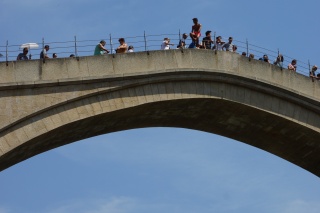 The crowd up top, waiting on a diver.