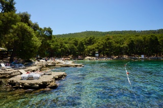 Rocks, pines, water that looks fake. Bene delivers.